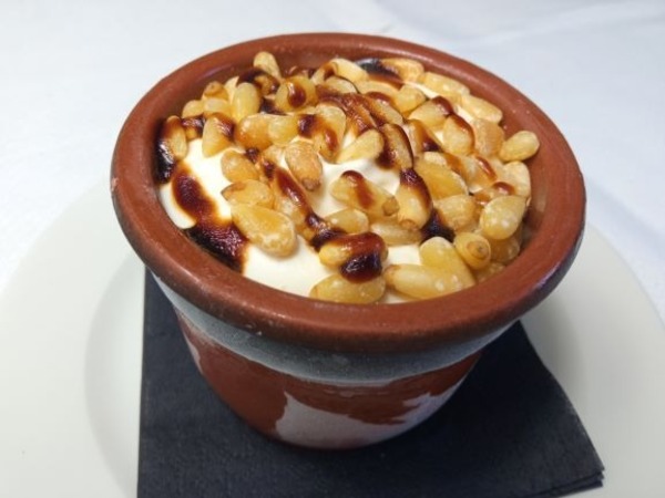 FLAN HELADO DE PIÑONES CON CARAMELO 