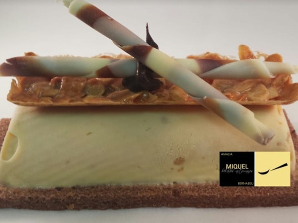 LINGOTE DE TURRÓN CON TEJA DE ALMENDRAS