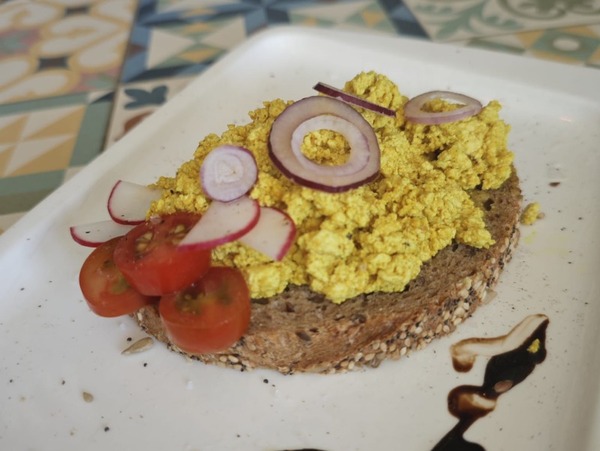 Scramble egg, tomato & radish