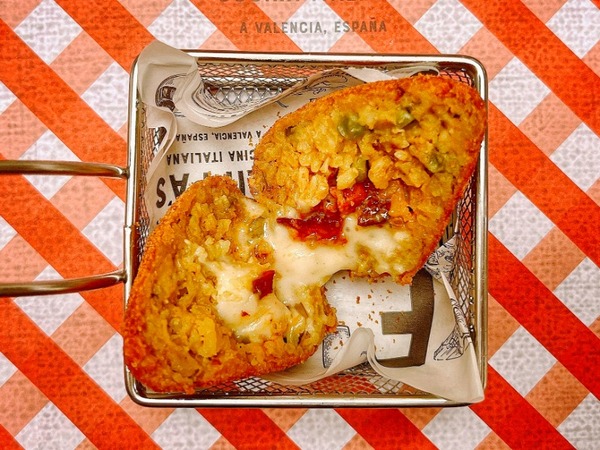 ARANCINO CON MOZZARELLA E SALAME