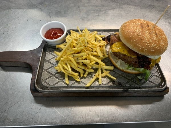 HAMBURGUESA COMPLETA: carne especial de la casa, tomate, mesclum, bacon, queso americano, cebolla confitada, huevo frito y patatas fritas 16,95€