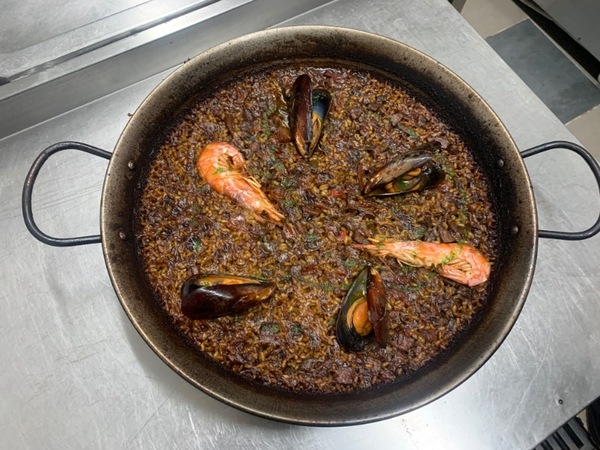 Paella de mariscos mínimo para 2 personas precio x persona 