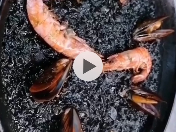 Arroz negro de mariscos con suave salsa all i olí mínimo 2 personas precio por persona 