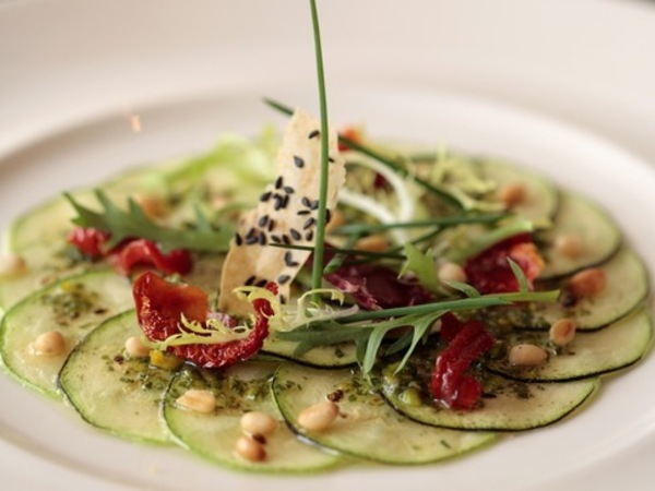 Carpaccio de Calabacín, brotes, tomate