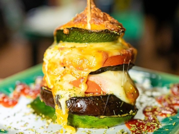 Milhoja de calabacín, berenjena y provolone con mermelada de pimiento rojo y verde