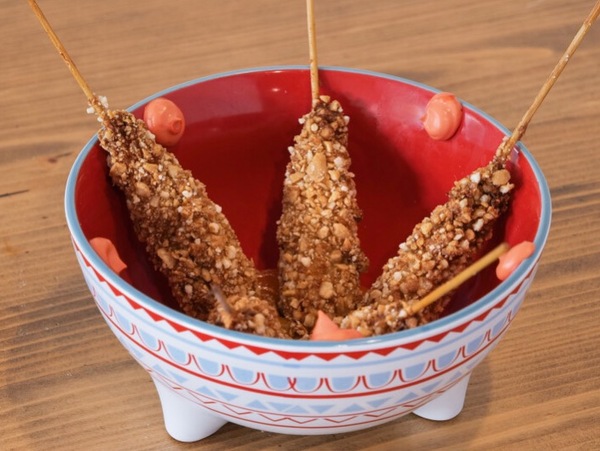 Gambones en tempura con crujiente de cacahuete con agridulce de melocotón