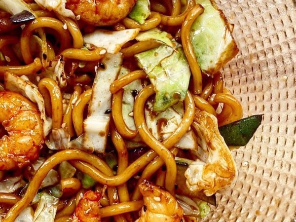 Wok de gambones con verduras y fideos udon