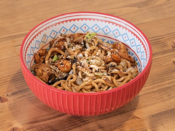 Wok ibérico con verduras y fideos udon