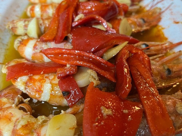 Gambones al ajillo con pimiento del piquillo