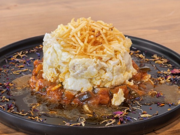 Revuelto de bacalao con base de pisto y patatas paja