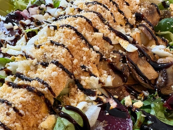 Ensalada templada de remolacha, langostinos, champiñones, huevo y maíz frito	
