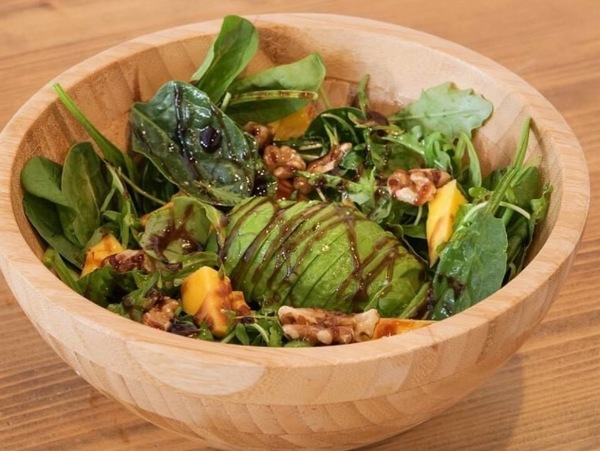 Ensalada de espinacas y rúcula,nueces, aguacate, mango y vinagreta de miel	