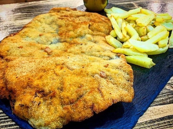Cachopo de ternera con queso de oveja y jamón de bellota