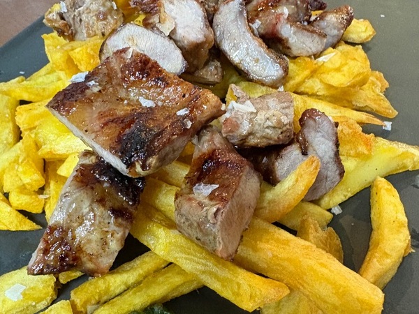 Lagarto ibérico con patatas y pimientos del padrón 