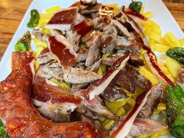 Trinchada ibérica con chorizo y jamón