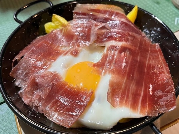Huevos estrellados con jamón 
