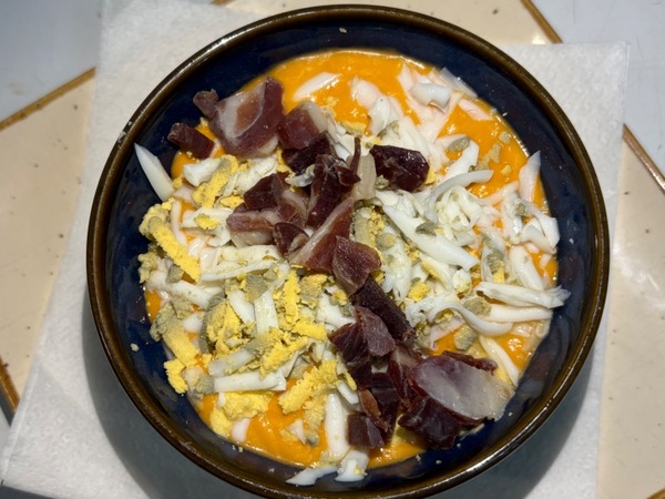 Salmorejo con huevo y jamón