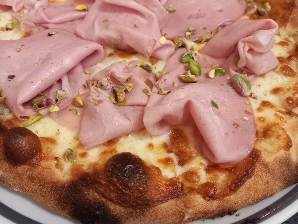 Mortadella pistacchi,scamorza e fior di latte 