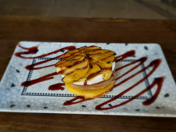 MILHOJA DE FOIE Y QUESO DE CABRA