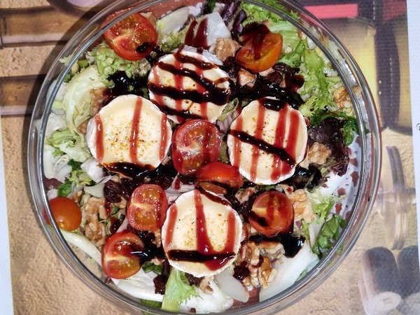 ENSALADA DE QUESO DE CABRA Y NUECES