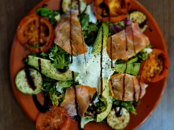 ENSALADA DE SALMÓN AHUMADO