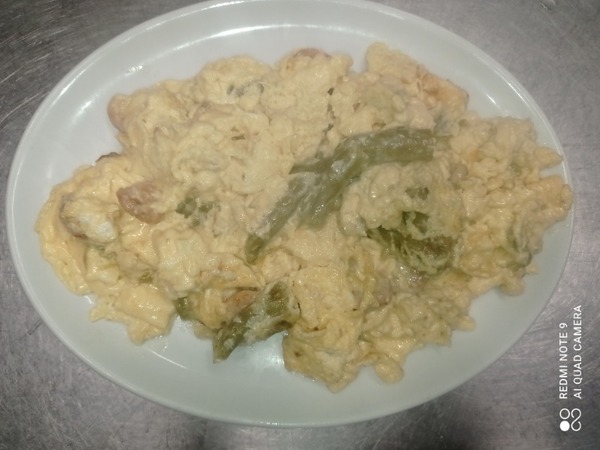 Scrambled eggs with shrimps and asparagus