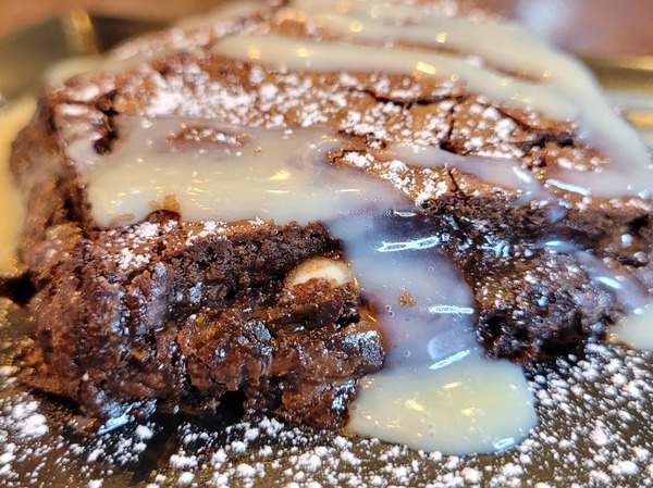 Brownie de chocolate negro con helado de vainilla y salsa de chocolate blanco