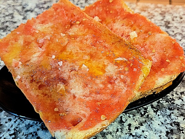 Pan de coca con tomate
