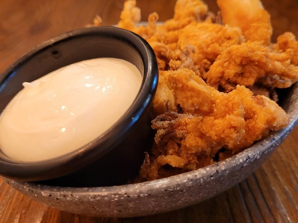 Calamares a la andaluza con mayonesa de lima y cilantro