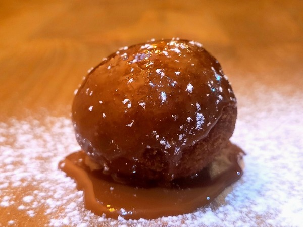 Plátano con dulce de leche y cacahuetes garrapiñados