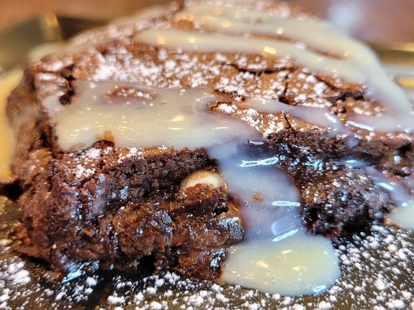 Brownie de xocolata negra amb gelat de vainilla i salsa de xocolata blanca