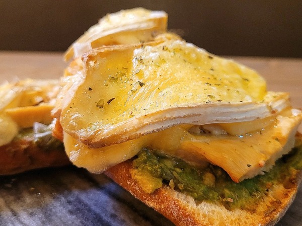 Roast chicken with avocado and melted brie cheese