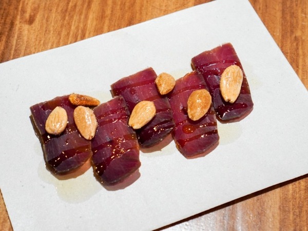 Mojama de atún de Barbate con almendras