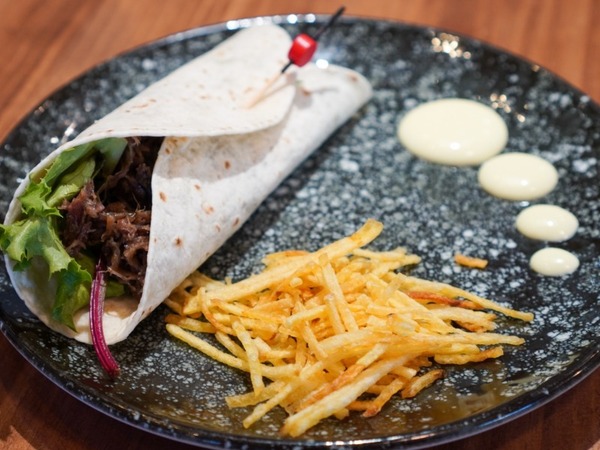 Burrito de cola de toro y salsa holandesa
