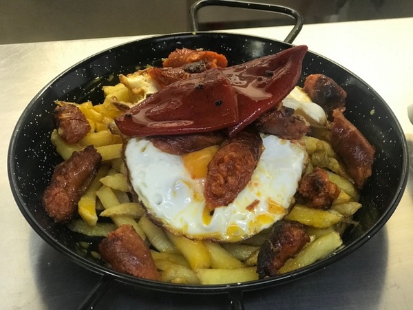 Huevos con chistorra y pimientos asado. 