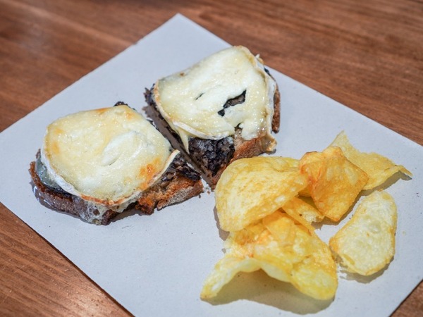 Tosta de Morcilla de arroz con rulo de cabra y miel