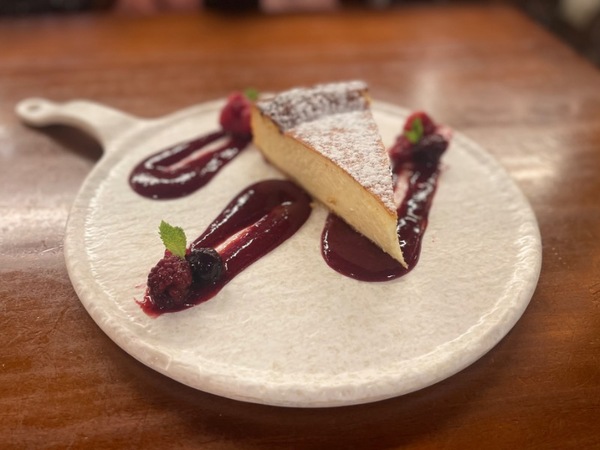 Gâteau au fromage crémeux aux fruits rougesCheesecake cremosa con frutti rossi