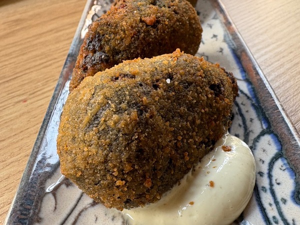 Croquetas de arroz negro con corazón de alioli
