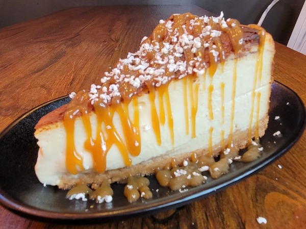 Cheesecake de chocolate blanco y mascarpone con salsa de caramelo salado