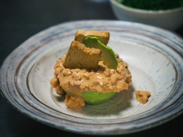 Aguacate  relleno con farsa de gambones manzana y kimchi