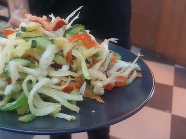 Fritura de verduras con chanquetes y gambas