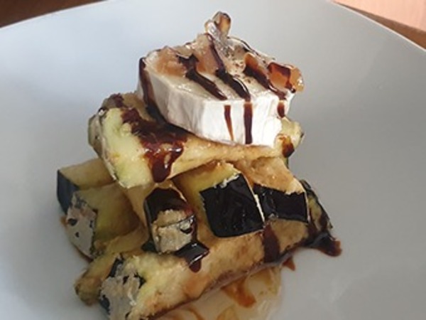 Berenjenas con miel y queso de cabra