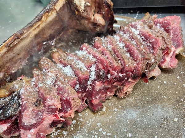 Kilosteak mit Kartoffeln und Salat