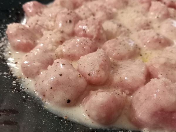 GNOCCHI DI BARBABIETOLA CON FONDUTA DI TALEGGIO 
