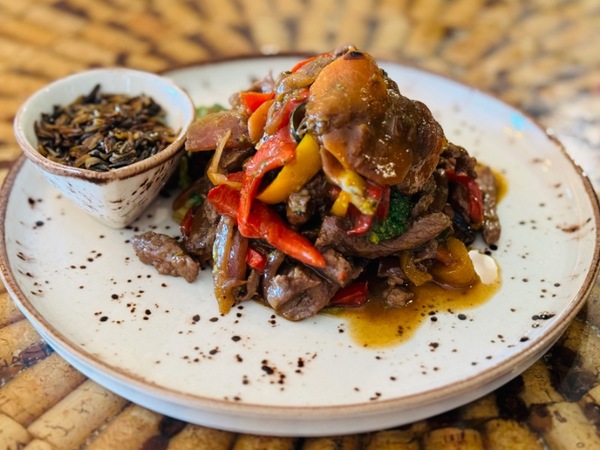 Wok lomo bajo de Cantabria,Verduras asiáticas y arroz Basmati
