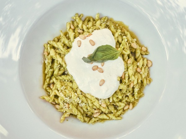 TROFIE AL PESTO CON STRACCIATELLA Y PIÑONES