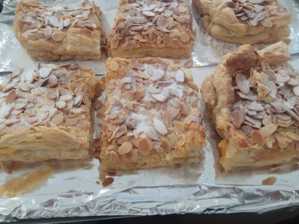 HOJALDRE CON CREMA PASTELERA Y ALMENDRAS LAMINADAS