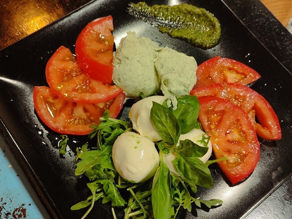 ENSALADA BURATA CON GELATO AL BASILICO.