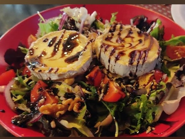 ENSALADA CON QUESO DE CABRA.