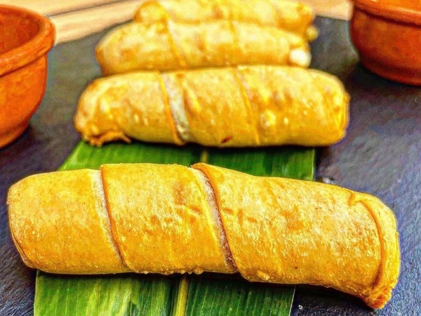 Tequeños con salsa de ajo y mermelada de tomate 